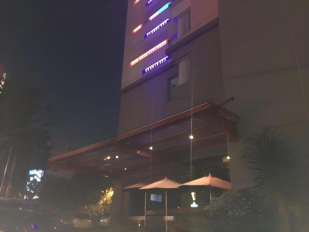 阿米迪亚g套房酒店 泗水 外观 照片