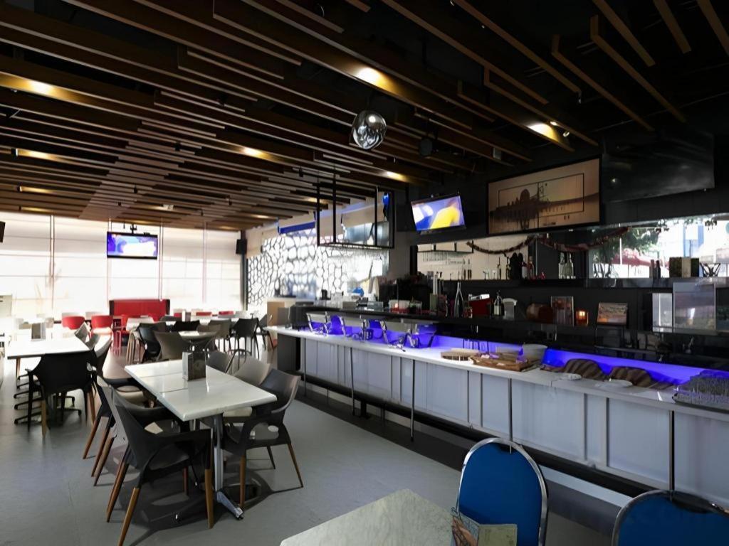 阿米迪亚g套房酒店 泗水 外观 照片