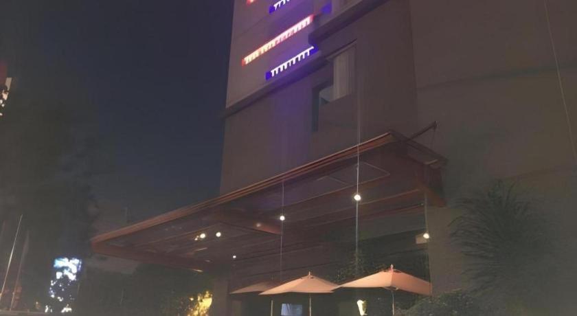 阿米迪亚g套房酒店 泗水 外观 照片